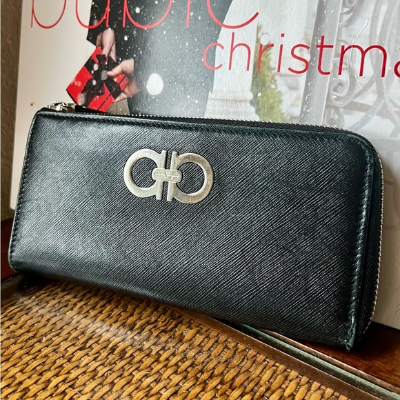 Authentic Salvatore Ferragamo Saffiano Leather Black Women's Zippy Wallet EUC! - Picture 2 of 16